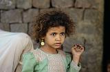IMG_4218 bambina lungo la strada per Manakha